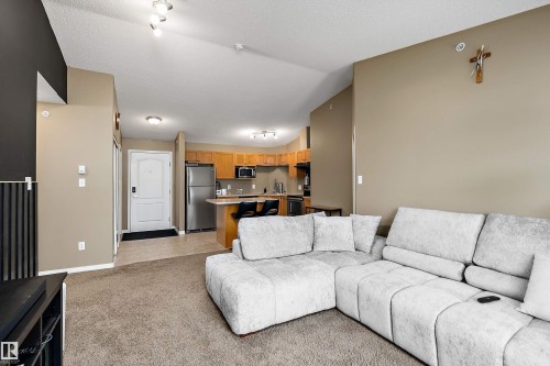 #440 1520 Hammond Gate Nw, Edmonton, AB - Indoor Photo Showing Living Room