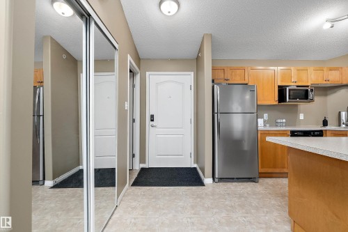 #440 1520 Hammond Gate Nw, Edmonton, AB - Indoor Photo Showing Kitchen