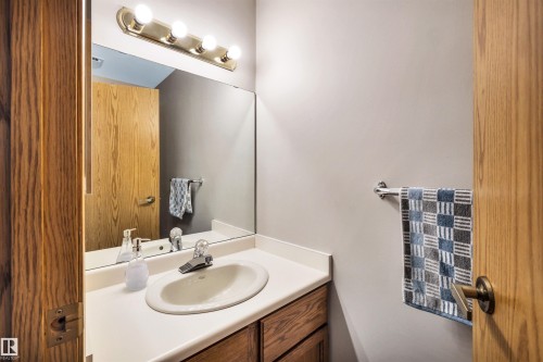 10636 153 Avenue Nw, Edmonton, AB - Indoor Photo Showing Bathroom