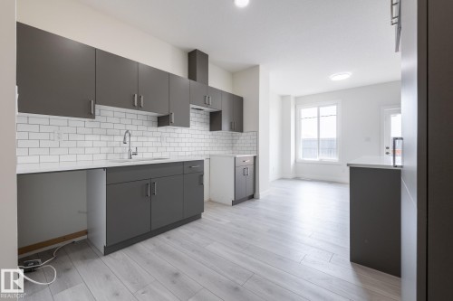 #25 7020 Keswick Cm Sw, Edmonton, AB - Indoor Photo Showing Kitchen