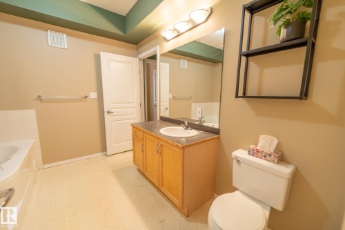 #412 11039 83 Av Nw, Edmonton, AB - Indoor Photo Showing Bathroom