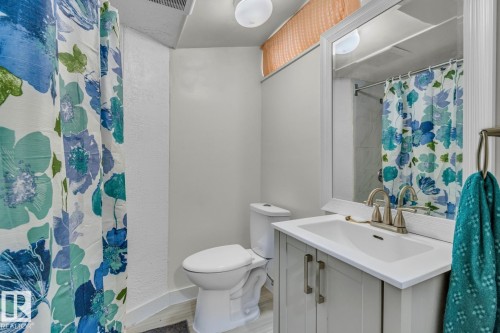 221 Harrison Dr Nw, Edmonton, AB - Indoor Photo Showing Bathroom
