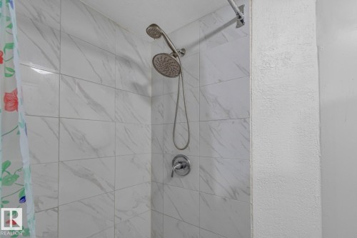 221 Harrison Dr Nw, Edmonton, AB - Indoor Photo Showing Bathroom