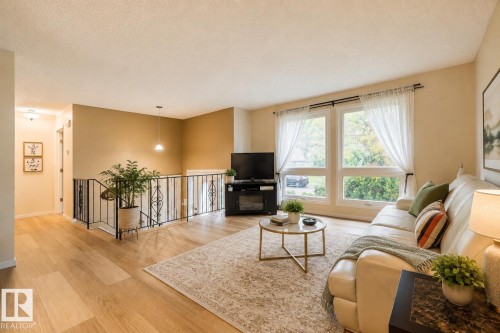 12 Amherst Crescent, St. Albert, AB - Indoor Photo Showing Living Room