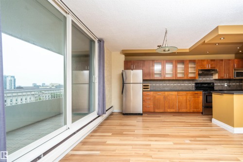 #1101 9909 110 St Nw, Edmonton, AB - Indoor Photo Showing Kitchen