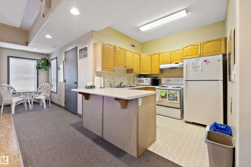 #123 215 Blackburn Dr E Sw, Edmonton, AB - Indoor Photo Showing Kitchen