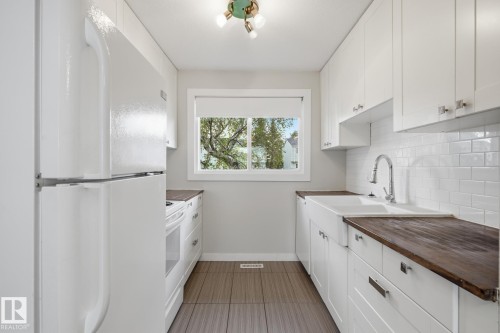 248 Dickinsfield Crest Nw, Edmonton, AB - Indoor Photo Showing Kitchen