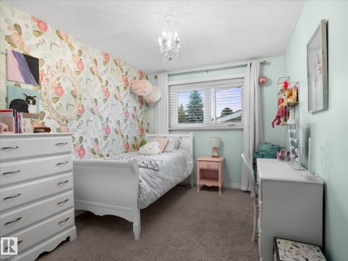 1 Gilchrist Place, St. Albert, AB - Indoor Photo Showing Bedroom