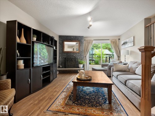 1 Gilchrist Place, St. Albert, AB - Indoor Photo Showing Living Room