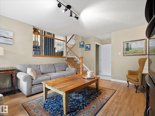 1 Gilchrist Place, St. Albert, AB - Indoor Photo Showing Living Room