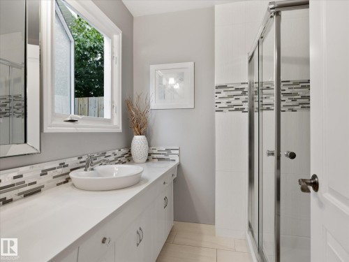 1 Gilchrist Place, St. Albert, AB - Indoor Photo Showing Bathroom
