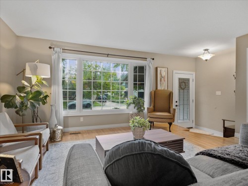 1 Gilchrist Place, St. Albert, AB - Indoor Photo Showing Living Room
