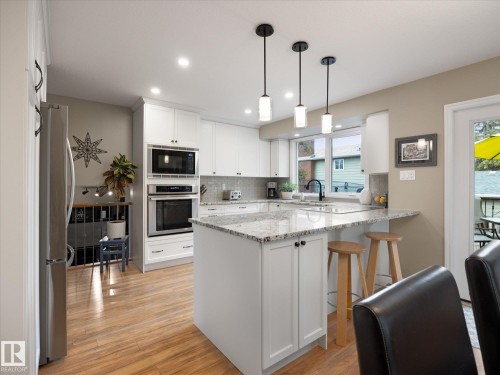 1 Gilchrist Place, St. Albert, AB - Indoor Photo Showing Kitchen With Upgraded Kitchen