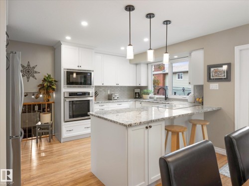 1 Gilchrist Place, St. Albert, AB - Indoor Photo Showing Kitchen With Upgraded Kitchen