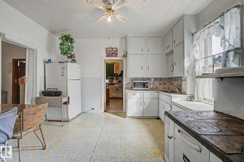 9334 106A Avenue Nw, Edmonton, AB - Indoor Photo Showing Kitchen