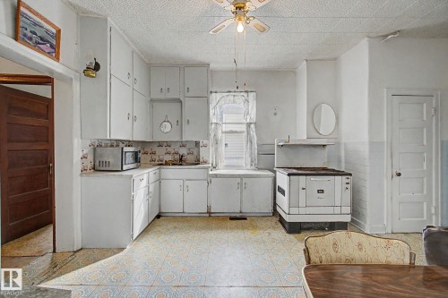 9334 106A Avenue Nw, Edmonton, AB - Indoor Photo Showing Kitchen
