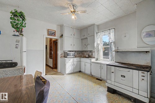 9334 106A Avenue Nw, Edmonton, AB - Indoor Photo Showing Kitchen