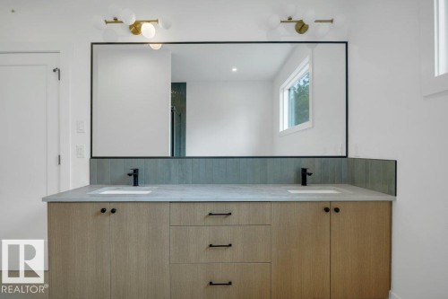 14706 103 Avenue Nw, Edmonton, AB - Indoor Photo Showing Bathroom