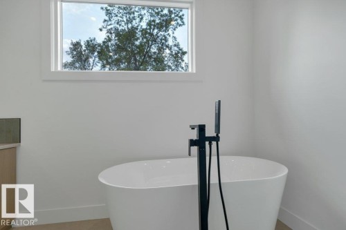 14706 103 Avenue Nw, Edmonton, AB - Indoor Photo Showing Bathroom
