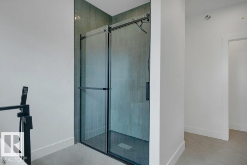 14706 103 Avenue Nw, Edmonton, AB - Indoor Photo Showing Bathroom