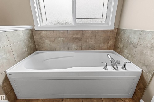 1133 Hays Drive Nw, Edmonton, AB - Indoor Photo Showing Bathroom