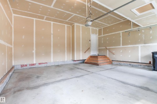 1133 Hays Drive Nw, Edmonton, AB - Indoor Photo Showing Garage
