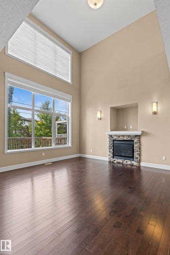 1133 Hays Drive Nw, Edmonton, AB - Indoor Photo Showing Living Room
