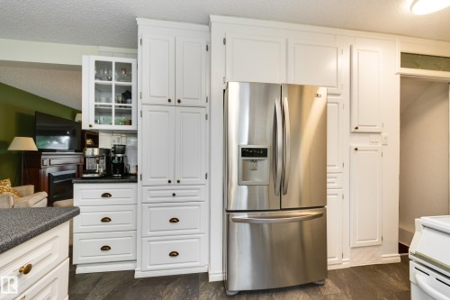 4233 85 Street Nw, Edmonton, AB - Indoor Photo Showing Kitchen