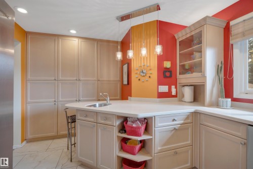 5331 105 Street Nw, Edmonton, AB - Indoor