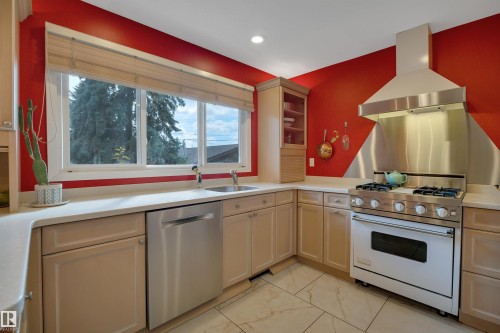 5331 105 Street Nw, Edmonton, AB - Indoor Photo Showing Kitchen