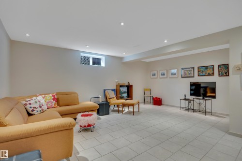 5331 105 Street Nw, Edmonton, AB - Indoor