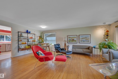 5331 105 Street Nw, Edmonton, AB - Indoor Photo Showing Living Room