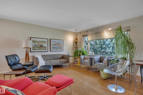 5331 105 Street Nw, Edmonton, AB - Indoor Photo Showing Living Room