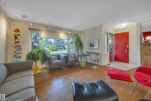 5331 105 Street Nw, Edmonton, AB - Indoor Photo Showing Living Room