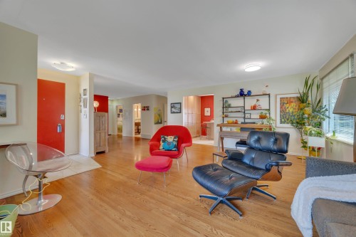 5331 105 Street Nw, Edmonton, AB - Indoor Photo Showing Living Room