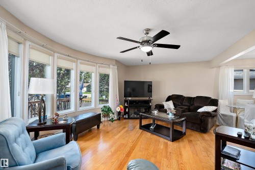 5507 51 Street, Leduc, AB - Indoor Photo Showing Living Room