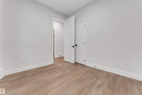Neutral wall paint with wood-finish flooring - 329 Balsam Link, Leduc, AB - Indoor Photo Showing Other Room