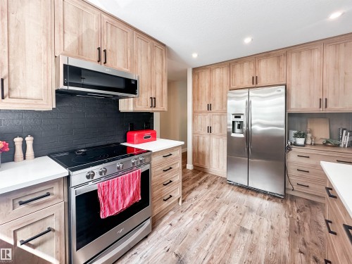 37 Ash Crescent, St. Albert, AB - Indoor Photo Showing Kitchen With Upgraded Kitchen