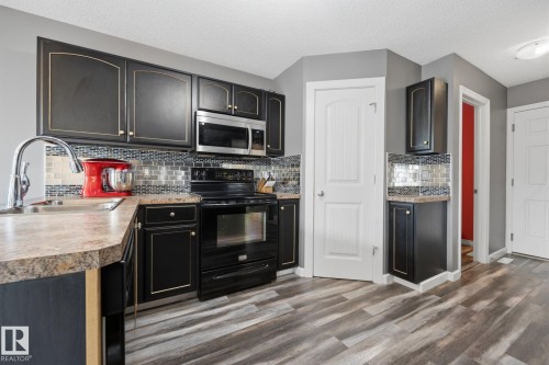 73 Dalquist Bay, Leduc, AB - Indoor Photo Showing Kitchen