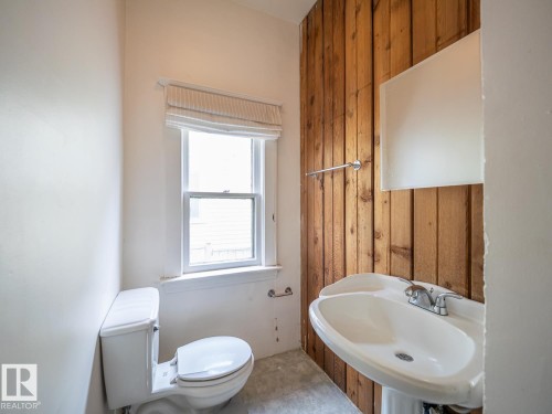 11005 80 Avenue Nw, Edmonton, AB - Indoor Photo Showing Bathroom