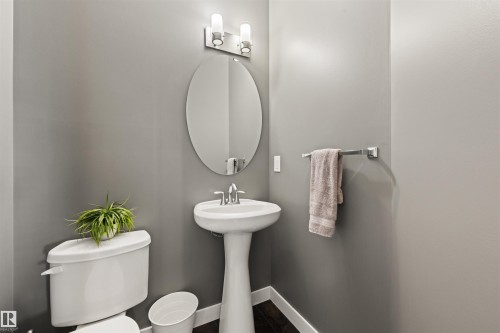 1457 Wates Link Sw, Edmonton, AB - Indoor Photo Showing Bathroom