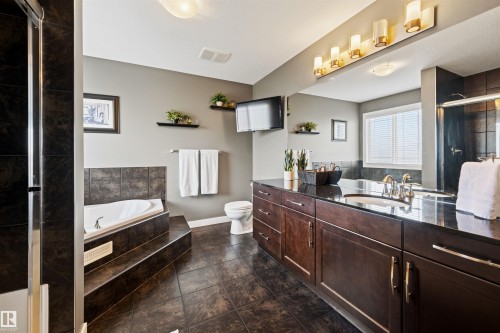 1457 Wates Link Sw, Edmonton, AB - Indoor Photo Showing Bathroom