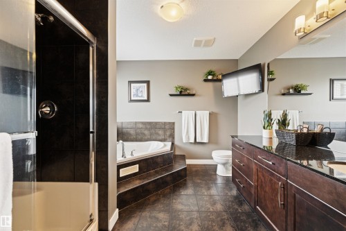 1457 Wates Link Sw, Edmonton, AB - Indoor Photo Showing Bathroom