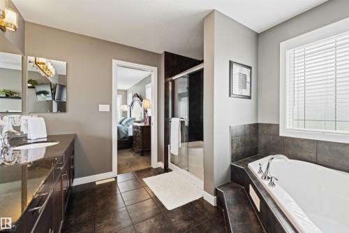 1457 Wates Link Sw, Edmonton, AB - Indoor Photo Showing Bathroom