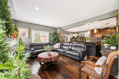 1457 Wates Link Sw, Edmonton, AB - Indoor Photo Showing Living Room