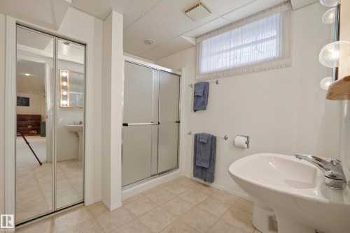 10623 67 Street Nw, Edmonton, AB - Indoor Photo Showing Bathroom