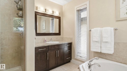 9847 92 Avenue Nw, Edmonton, AB - Indoor Photo Showing Bathroom