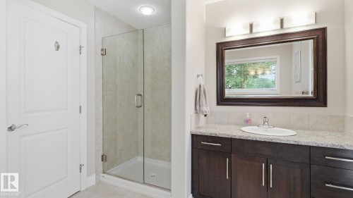 9847 92 Avenue Nw, Edmonton, AB - Indoor Photo Showing Bathroom