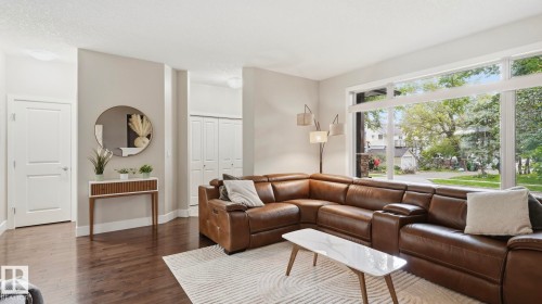 9847 92 Avenue Nw, Edmonton, AB - Indoor Photo Showing Living Room