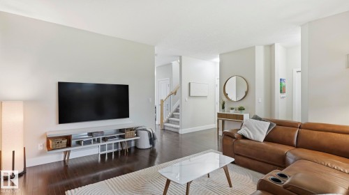 9847 92 Avenue Nw, Edmonton, AB - Indoor Photo Showing Living Room